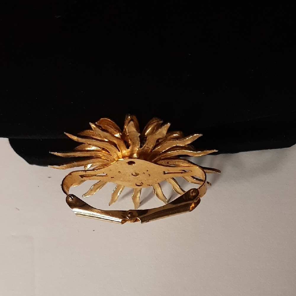 1950's Vintage Goldtone Sunburst Brooch with Pearl Accent & a Hinged Clip - Picture 11 of 14